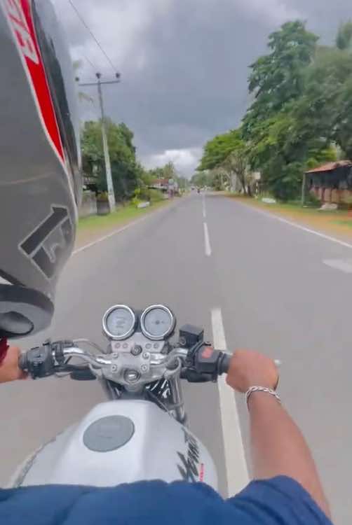 අපි දුක් වින්ද පෙම් බැන්ද මතකේ මැදින් 💝🫶 #fyppppppppppppppppppppppp #hornet250 #fypシ゚viral #trending #හොනට්_පිස්සුව🌝♥️ #srilankan_tik_tok🇱🇰 