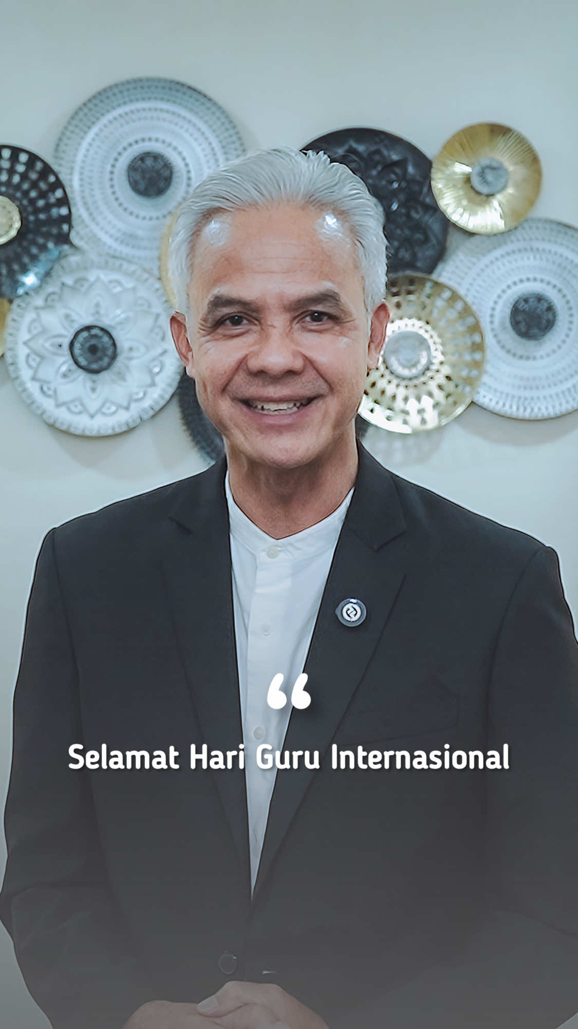 Untuk para guru di tanah air. Jangan pernah lelah menjadi panutan kami. Teruslah berkreasi dan berinovasi. Biarkan ilmu lahir dalam bahasa yang sederhana, dengan cara yang indah dan mudah dipahami. Jadikanlah ruang kelas taman pengetahuan yang menyenangkan. Agar anak-anak kita belajar dengan riang tanpa tekanan dan beban. Selamat Hari Guru Internasional! #ganjarpranowo #hariguruinternasional #harigurusedunia #guru #guruindonesia 