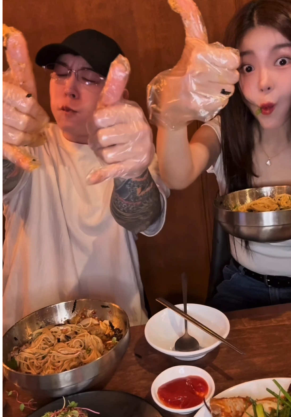 우아 오랜만에 한국에오니❤️ 꽃게살에 녹아버림!! With my Bro  🔥哇，好久没回韩国了，⚡️ 一吃螃蟹肉就融化了！！和我兄弟一起～ 🔥🔥 Wow, it’s been a while since I came back to Korea. The crab meat just melted in my mouth!! With my bro. うわぁ、久しぶりに韓国に来たら カニの身にとろけちゃった！！ ブロと一緒に～ ว้าว กลับมาเกาหลีครั้งแรกในรอบนาน เนื้อปูละลายในปากเลย!! กับพี่ชายของผม Ouah, ça faisait longtemps que je n’étais pas venu en Corée. La chair de crabe m’a fait fondre !! Avec mon bro. Wow, ich bin seit Langem wieder in Korea, und das Krabbenfleisch lässt mich dahinschmelzen!! Mit meinem Bro. Wow, hacía mucho que no venía a Corea. ¡La carne de cangrejo me derritió! Con mi bro. Wah, sudah lama saya tak datang ke Korea, isi ketam tu buat saya cair!! Dengan bro saya. Wow, lâu lắm rồi tôi mới về Hàn Quốc, thịt cua làm tôi tan chảy luôn!! Cùng với bro của tôi. #왕휘 #王辉food #fyp #왕휘푸드 @💠밍밍💠 