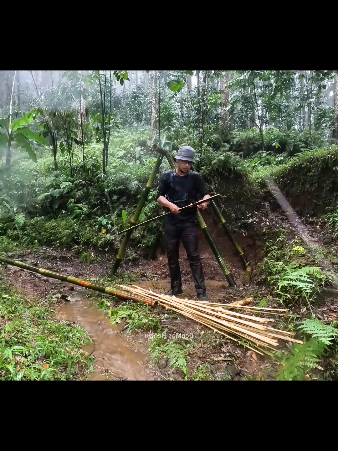 Using bamboo makes a great shelter in the pouring rain #satisfying #shelter #survival #bushcraft #camping #campinglife #fypシ゚