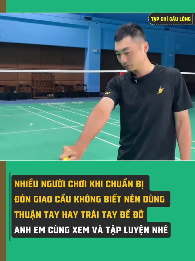 cầm vợt khi nhận giao cầu