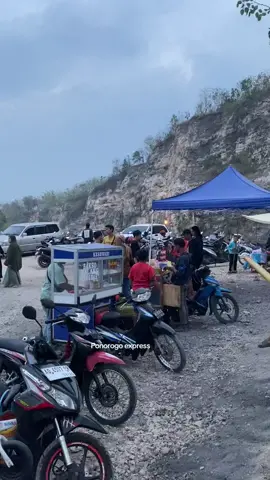 Minggu ngopi sore monumen reog  #kopimonumen #monumenreog #ponorogohebat 
