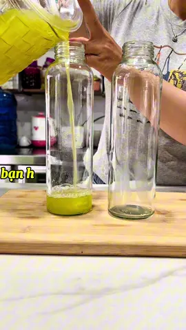 NƯỚC MÍA LÊN MEN – UỐNG VÀ CẢM NHẬN SỰ KHÁC BIỆT Thay vì uống nước mía tươi thông thường, hãy thử thả vài muỗng men gừng vào ủ khoảng 16–18 tiếng, bạn sẽ có ngay một ly nước mía lên men tự nhiên – nhẹ gas, chua dịu, thanh mát và đặc biệt giàu lợi khuẩn sống. Một thức uống vừa ngon vừa lành, lại mang đến nhiều lợi ích không ngờ: 💛 Đẹp da: Giàu vitamin C tự nhiên – giúp tăng sinh collagen, tái tạo Glutathione – hai hoạt chất vàng giúp da sáng mịn và đều màu. 💛 Uống 300ml trước bữa ăn 30 phút giúp kích hoạt tiêu hóa, cơ thể nhẹ nhõm. 💛 Khỏe “cô bé”: Lợi khuẩn giúp cân bằng pH, làm sạch nhẹ nhàng, hạn chế khí hư và viêm ngứa. 💛 Tăng miễn dịch & tiêu hóa tốt hơn: Vì nấm kefir chứa hàng tỷ lợi khuẩn sống hỗ trợ đường ruột, giúp hấp thu dinh dưỡng tốt hơn mỗi ngày. 🥤 Cảm giác sau khi uống: bụng nhẹ, da căng, người khoẻ, đặc biệt vùng kín thơm tho và sạch sẽ hơn thấy rõ sau 1-2 tuần duy trì. 🌸 Chỉ cần một ly nhỏ mỗi ngày – làn da, vòng eo và “cô bé” đều được chăm sóc từ bên trong. Thức uống đơn giản mà đáng giá hơn trăm loại thực phẩm chức năng. 💬 Nếu bạn muốn học cách làm nước mía/nước dừa lên men đúng chuẩn, 👉 Để lại bình luận cho Thy để nhận công thức chi tiết trong bài sau nhé! #NướcMíaLênMen #KefirNước #ĐẹpDaGiảmMỡ #CôBéKhỏeMạnh #UốngLàNghiện 