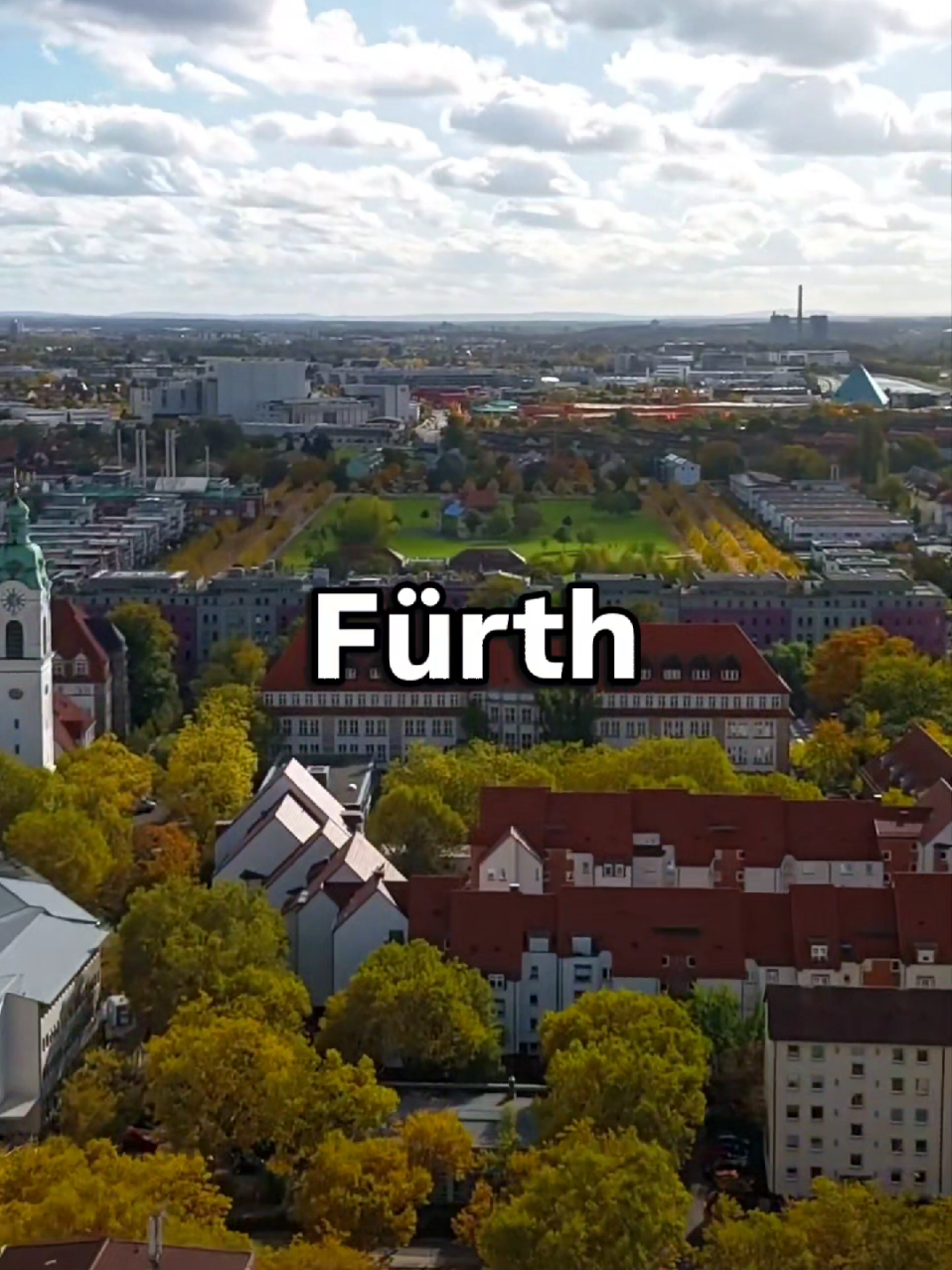 Fürth ist eine Stadt in Deutschland, im Freistaat Bayern, in der historischen Region Franken. Es gibt hier mehrere interessante Orte, die Sie besuchen können.   Zu den Top-Sehenswürdigkeiten in Fürth gehören das Fürther Rathaus als Wahrzeichen, die historische Altstadt mit ihren Fachwerkhäusern, der grüne Stadtpark sowie das Jüdische Museum Franken. Weitere Highlights sind die belebte Gustavstraße, das Stadttheater und das Ludwig Erhard Zentrum. #fürth #bayern #deutschland #germany #travel 