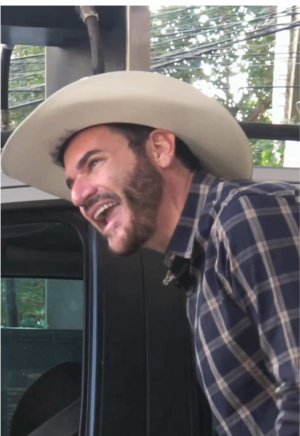 Vou te pagar um tanque cheio de gasolina 🤠 #johnleitao #humor #amor #dinheiro #alegria 