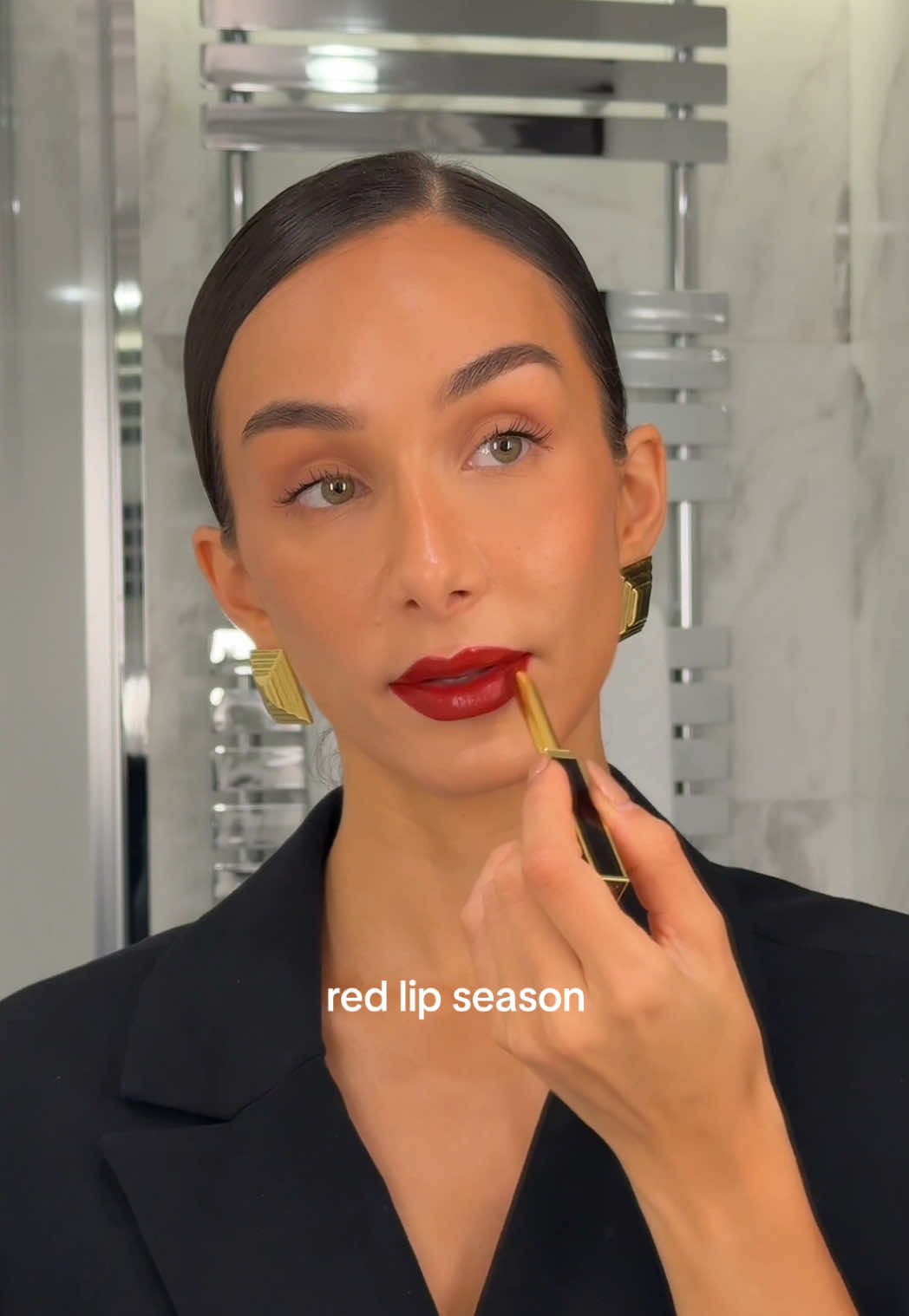 Autumn is officially the start of red lip season 💋  Products: @tomfordbeauty lip liner pencil (private client) Tom ford slim up color shine lipstick (155 atelier red) #makeup #makeuptutorial #redlip #lipcombo #redlipstick