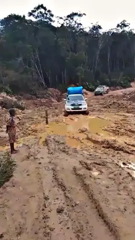 di dalam lumpur maksutnya😝😝😝#4x4papuabarat #fypシ #testega_community 