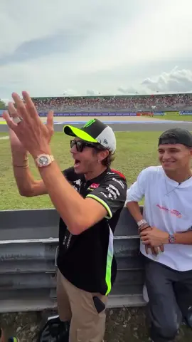 Valentino Rossi menyambut kemenangan anak didiknya marco bezzechi 🔥🔥 #motogp #marcobezzechi72🇮🇹 #valentinorossi #mandalika  @sorotan 