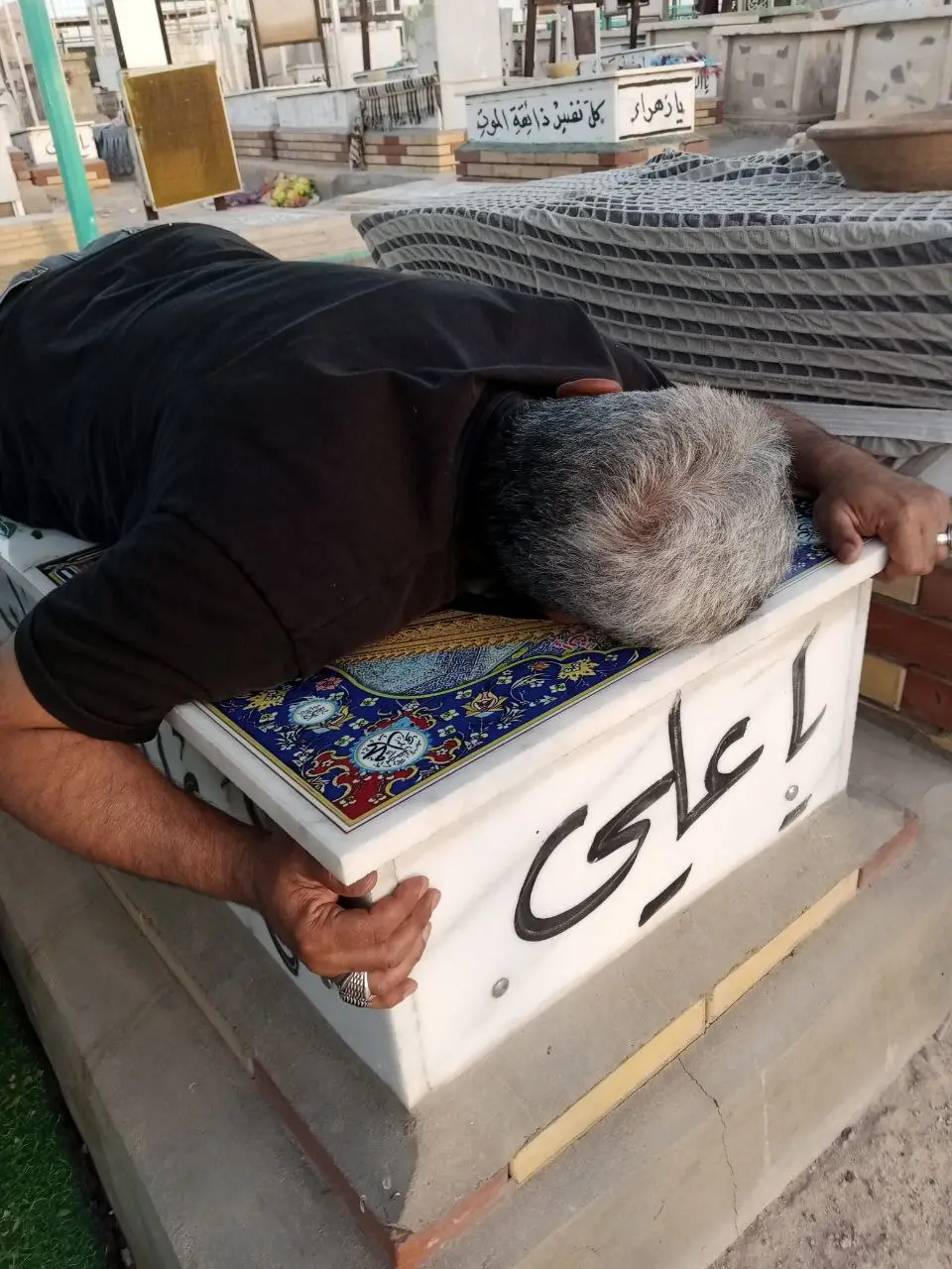 وصلتُ إلى مرحلةٍ جفَّ فيها الحبر، وانكسر القلم، وتوقّف التعبير عند حدود الألم، ما عاد في قلبي سوى وجعٍ يناديكِ يا يمّه، يا روحي التي رحلت وتركتني أكتب بالدمع بدل الحبر، وأنكسر كلّما تذكّرت إنك ما عاد يسمعني صوتج.