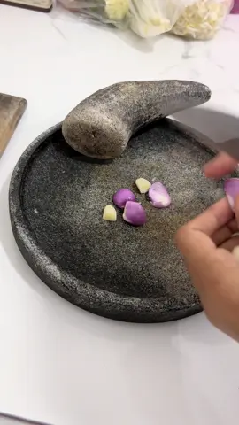 Siapa nih yg masih pake ulekan kayuu? Tangannya udh pegel, bawang nya ga alus2 😭 yuk ganti pake cobek batu asli, murah bgt tapi ini asli batu gaess #cobekbatuasli #cobekasli #cobekmurah #pejuangaffiiliate #fyp 
