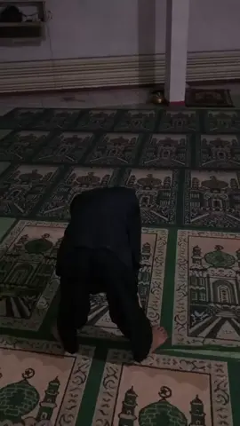 semoga Egi terus bisa konsisten , mang sandi salut , Egi pengen solat di mesjid walaupun nunggu dulu gak ada siapa siapa di karnakan banyak anak anak yang menunggu Egi tidak lupa akan kewajibannya sebagai umat muslim, salut #egi  #balelemburharepan #omzeibupatiaing #egikdm #purwakartaistimewa