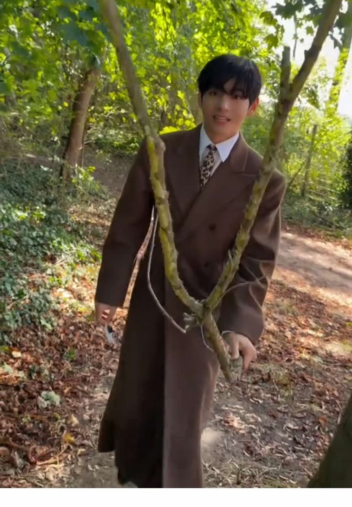 V FOR PARIS FASHION WEEK CELINE AMBASSADOR TAEHYUNG #VxCELINEPFW #CELINESUMMER2026 #TAEHYUNGxCELINE #PFW @celineofficial   