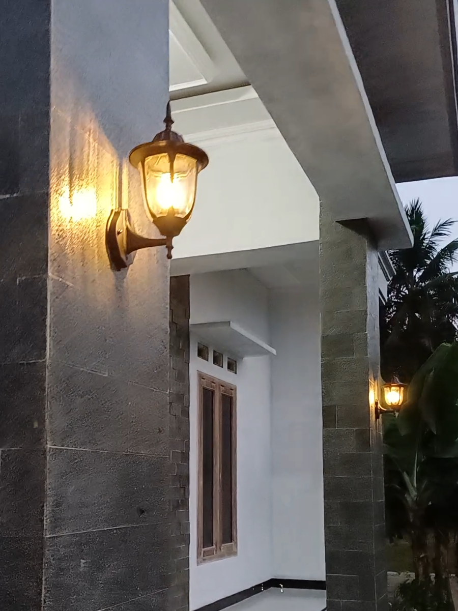 pesona disore hari 🏡 lampu pilar clasik bikin rumah makin aestetic ya bun meskipun harganya murce di kantong ☺️🥰 #inspirasirumah  #tiangteras  #lampupilar  #bangunrumah  #rumahimpian 