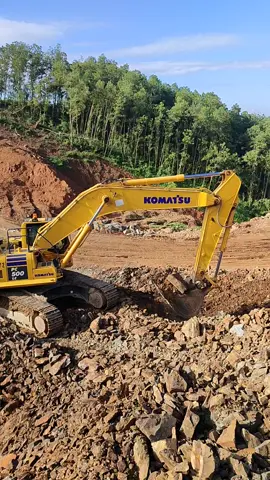 ĐẲNG CẤP MÁY XÚC KOMATSU VÀNG CHÓE