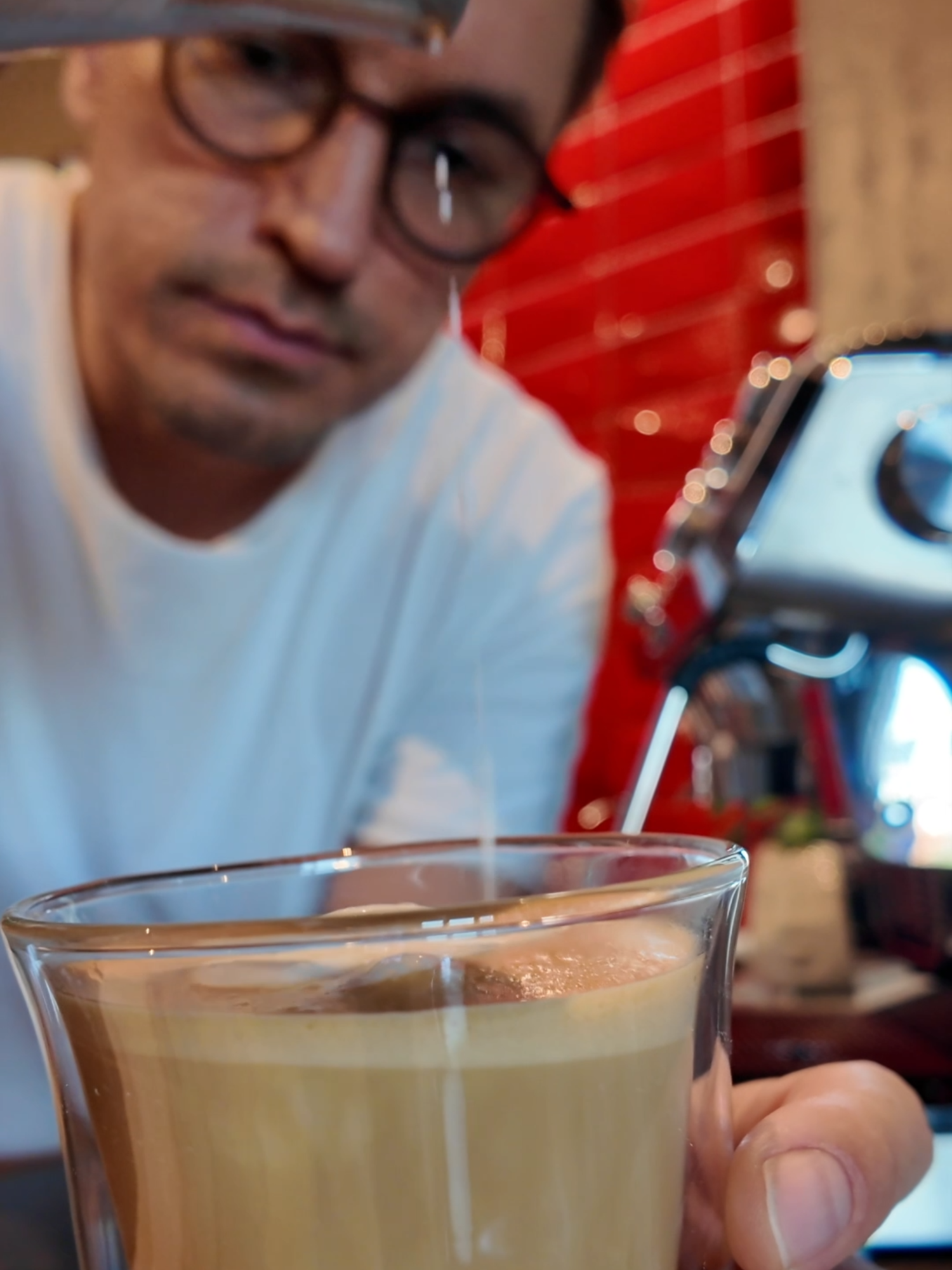 Sa faci cafeaua lent e aproape terapeutic. E momentul în care îți repari mintea și corpul peste weekend. @zori_cafea_si_inceputuri @delonghiofficial