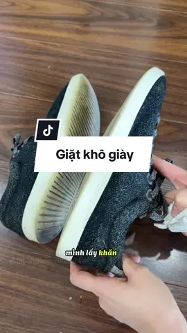 Giặt khô này thế này tiện quá các bác ạ #vesinhgiay #vesinhgiaydep #chaivesinhgiay #review #hienngangreview✅ 