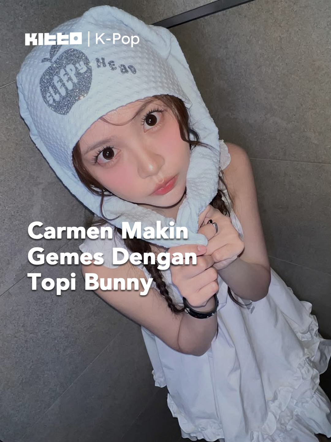 Emang boleh segemes ini?! Bunny Carmen bikin heboh 🐰 Di acara Music Core tanggal 4 Okt kemaren, Carmen Hearts2Hearts bikin heboh para fans dengan outfit lucunya ini! Dengan topi mirip kelinci 🐰 Carmen tampil 5x makin gemes 🥺 💗 Pada setuju ga nih? Emang cocok banget dipanggil Adek Nasional 😆 🎥 MBC Kpop (YT) 👩🏻‍💻 Maika ▶︎ Cari update soal K-Trends? Yuk di Kitto! #KittoID_KPOP #KittoIDN #kpop #carmen #hearts2hearts #h2h