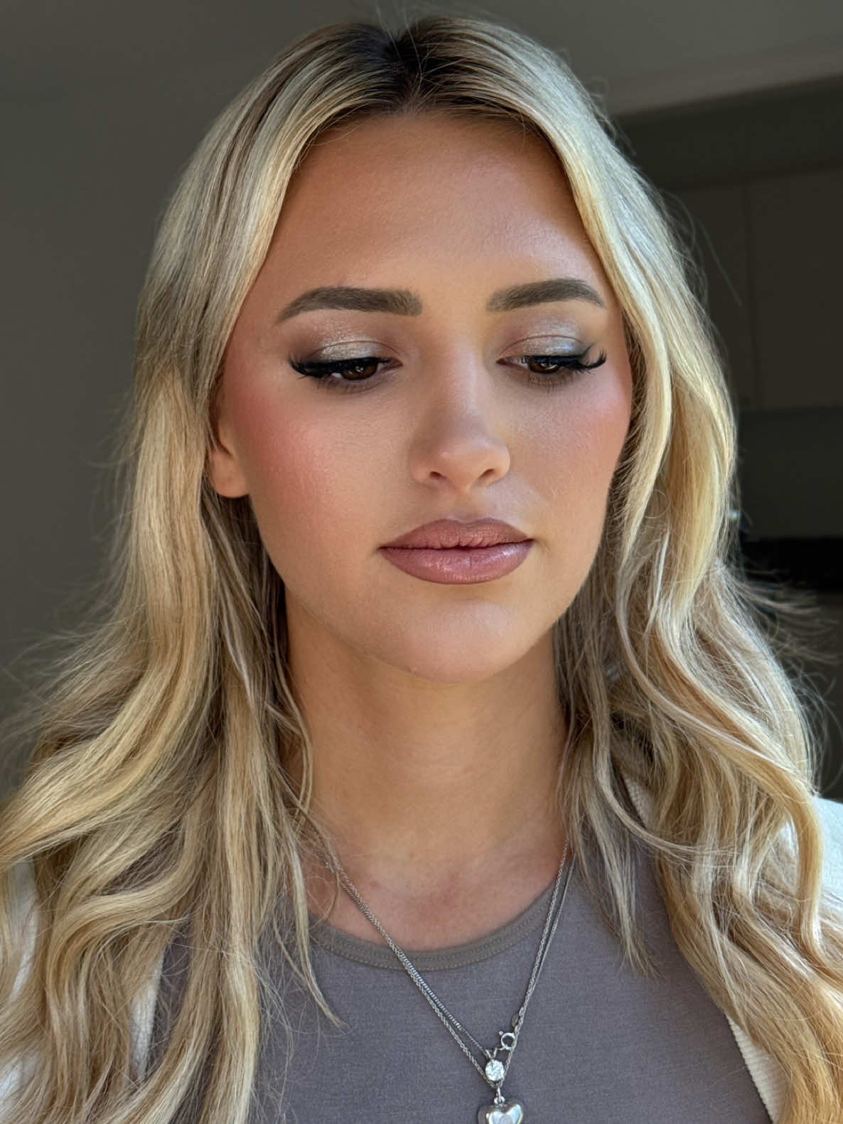 Just a quick touch-up moment focused on enhancing the eyes and lips 💋 What do you think of the look? 💫 #makeupartisttoronto #makeuptoronto #muatoronto #makeupfortv #tvset 