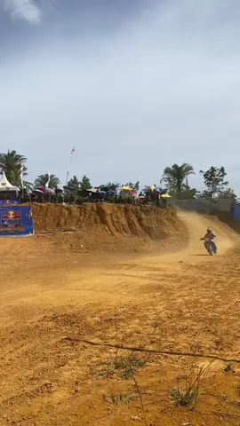 Respect terhadap MAMO S yang memberi tumpangan kpd INGGIL saat motorny mengalami trouble/crash🔥💯🙌 #mamos #inggilbernaditus #gtxsumutracing #ffa #grastrackindonesia 