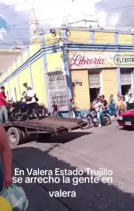 #CaigaQuienCaiga En Valera, Estado #trujillo #, un numeroso grupo de personas se molestaron con la Policía porque habían remolcado varias motocicletas que al parecer no cumplían con las normas. Las mismas personas bajaron las motos de la plataforma del camión. La alcaldía quedó mal…#Trujillo #Alcaldia #Venezuela 