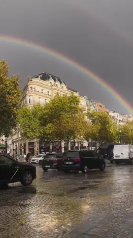 Rainbow 🌈 on the Champs-Elysées  Crédit Video IG @houdarak_ Follow us on IG: @champselysees_paris www.champselysees-paris.com © Paris, Always an Amazing idea! #paris #champselysees #avenuedeschampselysees #rainbow #arcenciel 