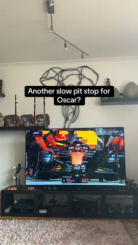 A very slow pit stop for Oscar Piastri again #formula1 #f1 #singaporegp #oscarpiastri #mclaren 