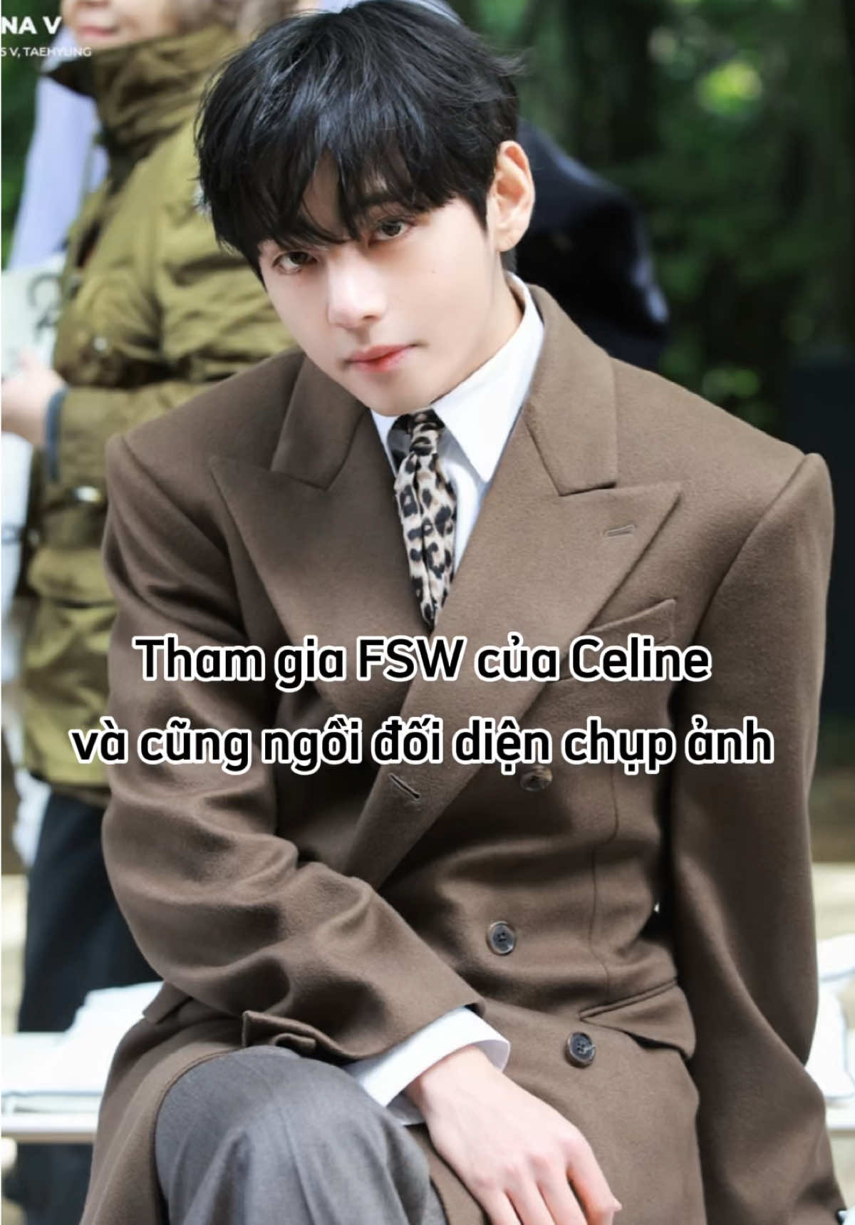 Mấy ai được ngồi đối diện idol chụp ảnh 🤡 taehyungie quen mặt bả lun rồi #taehyung #bts #army 