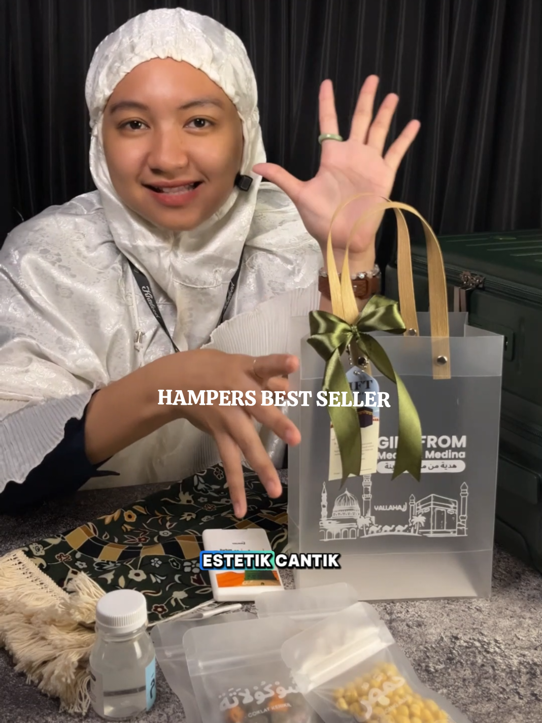 Hampers oleh oleh premium c ini lengkap banget di tambah ada parfum plus sajadah muka motif raudhah. Masyaallah, langsung aja kepoin sekarangg. #oleholeh #hampers #umrah 