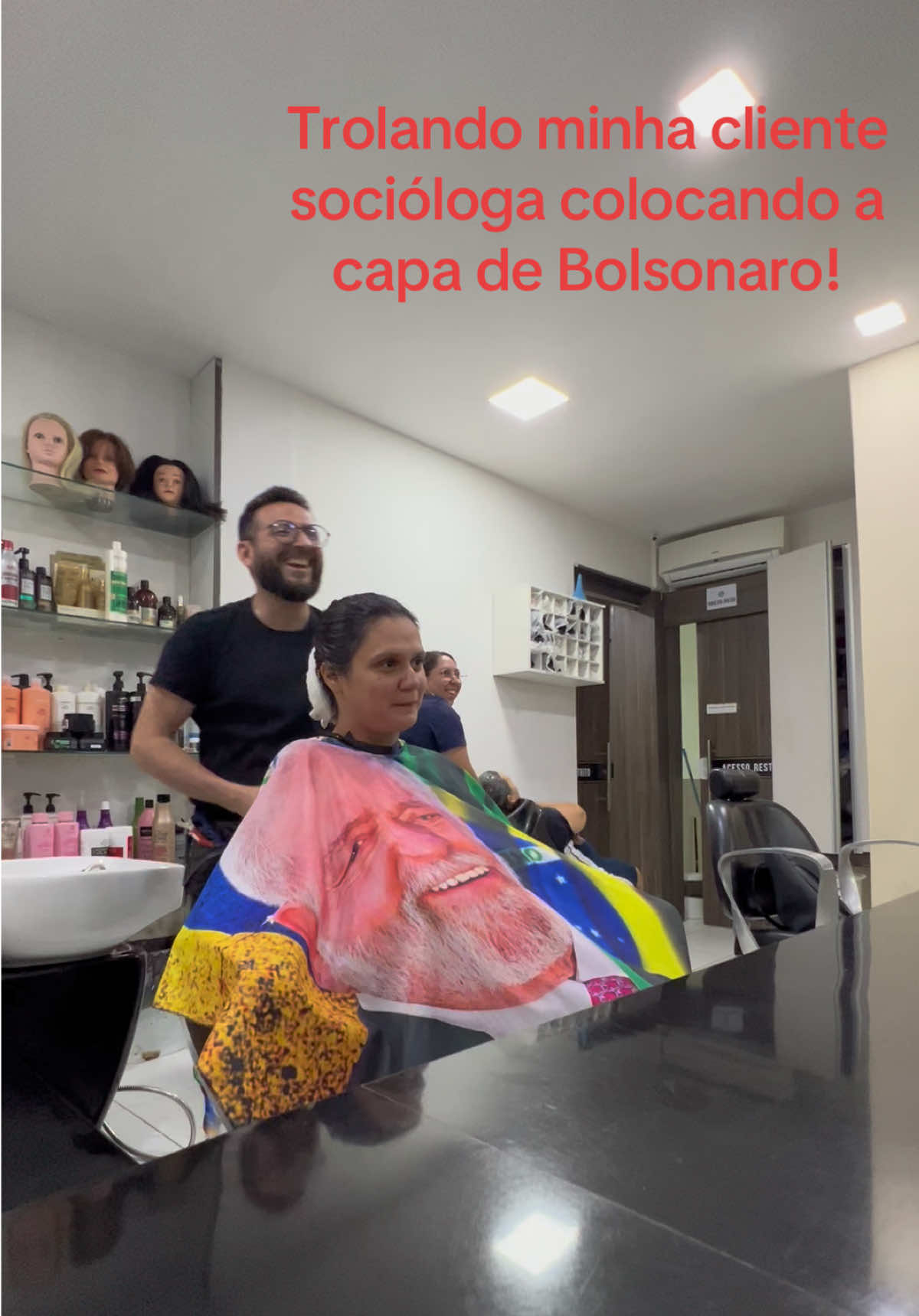 Trolando minha cliente socióloga, colocando a capa de Bolsonaro, Keka o resultado! #lula #esquerdabrasil #pt #esquerda #airtoncabeleireiros 