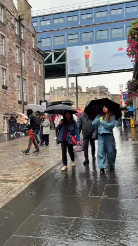 Walking Through Rain to Edinburgh Castle 🌧️🏰 | Castlehill Magic #EdinburghCastle #CastlehillWalk #RainyEdinburgh #HiddenScotland #MoodyTravel