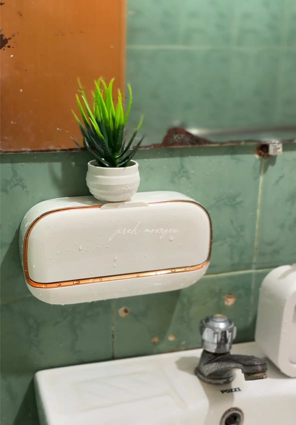 no more halo-halo at tunaw na sabon  sa cr because of this WALL MOUNTED SOAP HOLDER! 😌🧼💯 #soapholder #soapholderbathroom #bathroomessentials #soapholderwithdrainer  #soapholderwallmounted 