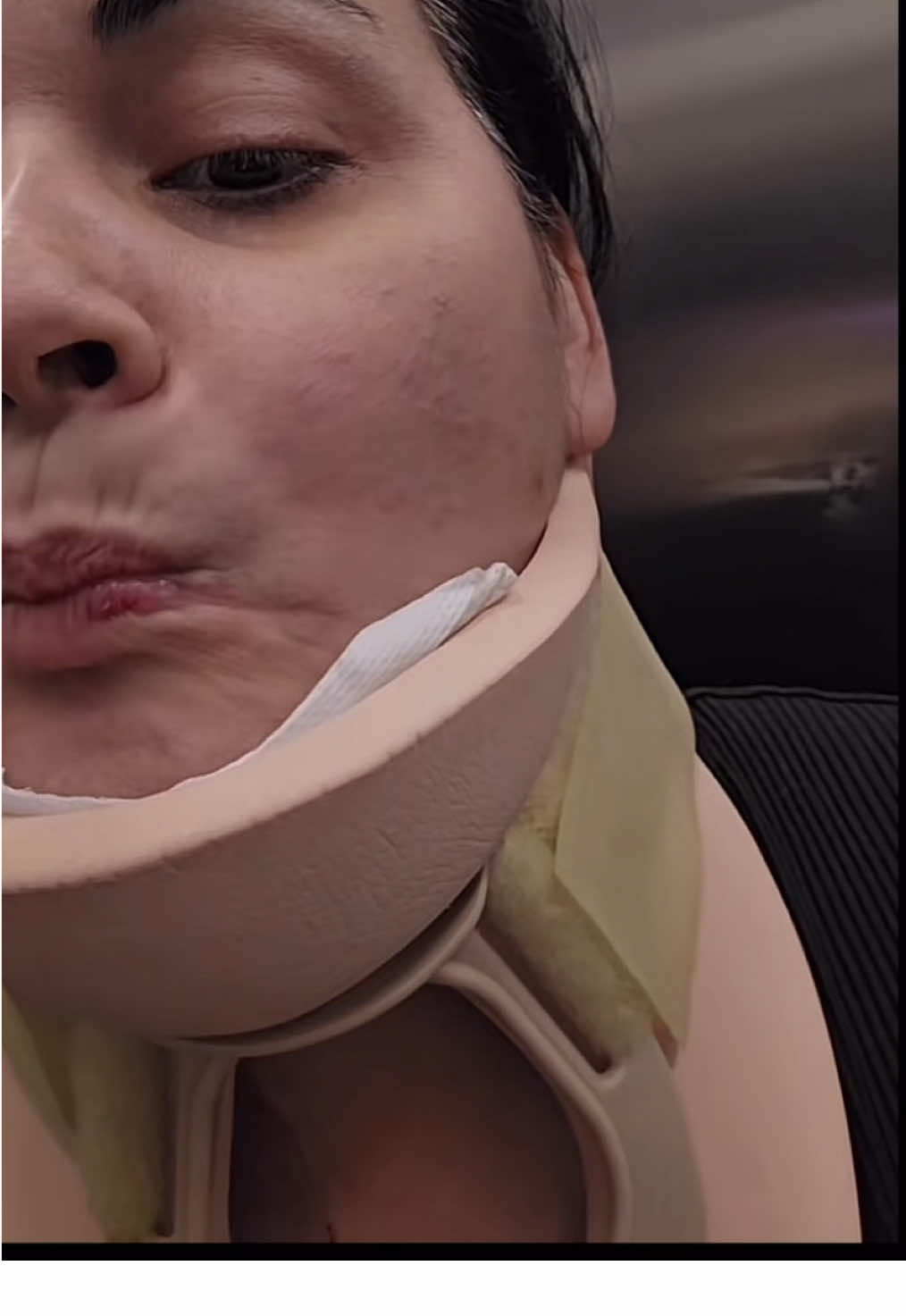 Tan rígida salir del hospital y gracias a dios te estas recuperando😋🏥⚕️ @Natalia Fuentes Esco #fypシ゚viral #stiff #funny #collarin #bonita 