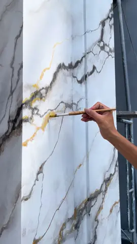 Một màu đen đen, chấm thêm vàng vàng