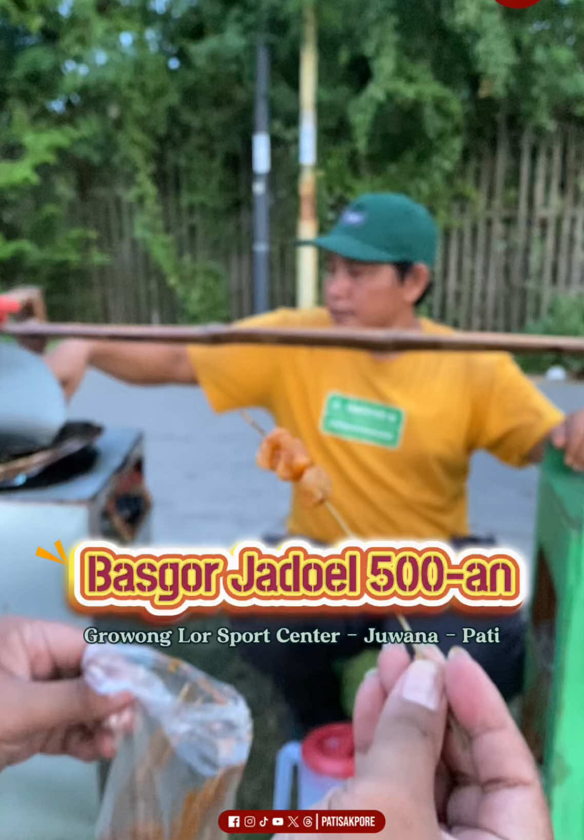 ‼️BASGOR JADOEL‼️ Jajanan unik jadul yaitu basgor (bakso goreng), nostalgia jaman sekolah dulu dan harganya masih murah banget loh satu tusuknya 500 perak aja!  Buat rasanya enak & teksturnya kenyal, apalagi ditambah baluran sausnya jadi makin josjis nuknan. Jam: 15.30 - 18.00 WIB Harga: Rp 500/ tusuk  Lokasi: Kawasan Growong Lor Sport Center, Juwana - Pati Monggo Dipuncoba Nde! 👍 #patisakpore #infoseputarpati #pati 