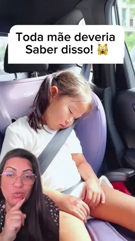 🚗💤 Dica de mãe que todo mundo devia saber! Sabe quando a criança dorme no carro e a cabecinha fica pendurada pra frente? 😴 Pois esse truque simples vai resolver! Pegue uma calça comprida da própria criança, coloque a parte da cintura na testa ou cabeça dela, e amarre as pernas da calça na parte de cima do encosto do banco traseiro. Prontinho! A calça vira um suporte super seguro pra manter a cabeça firme e o soninho confortável 🥰✨ 💡 É uma dica rápida, prática e que salva nas viagens ou cochilos no caminho! #DicaDeMãe #TruqueGenial #DicasDoDia #EliDicasTech #PaisEDicas     