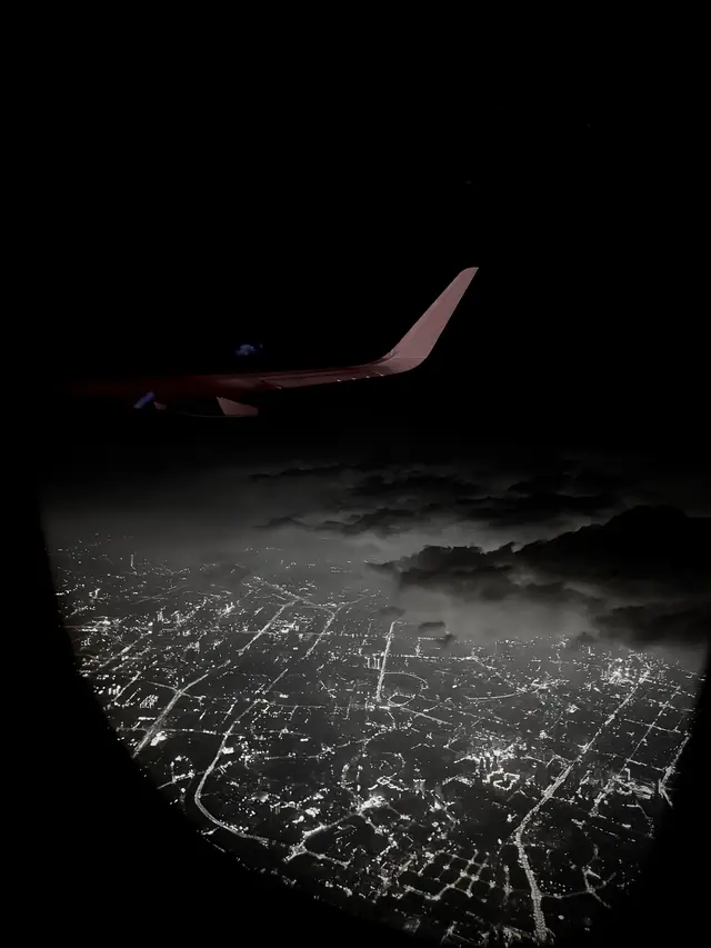 “这样的日子真是让人疲惫。 我发现自己不再像以前那样无忧无虑、快乐无比。随着年龄的增长，我变得更加内敛、安静，不再喜欢喧嚣和忙碌。 我想得更多，也感到更加悲伤……”