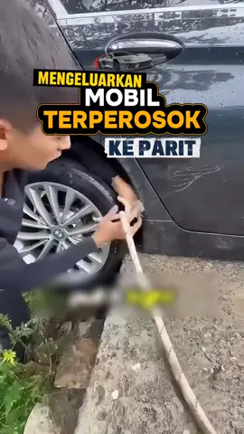 Trik Rahasia Supir Ini Bikin Mobil Keluar dari Parit Tanpa Bantuan Siapa Pun! 🚘 
