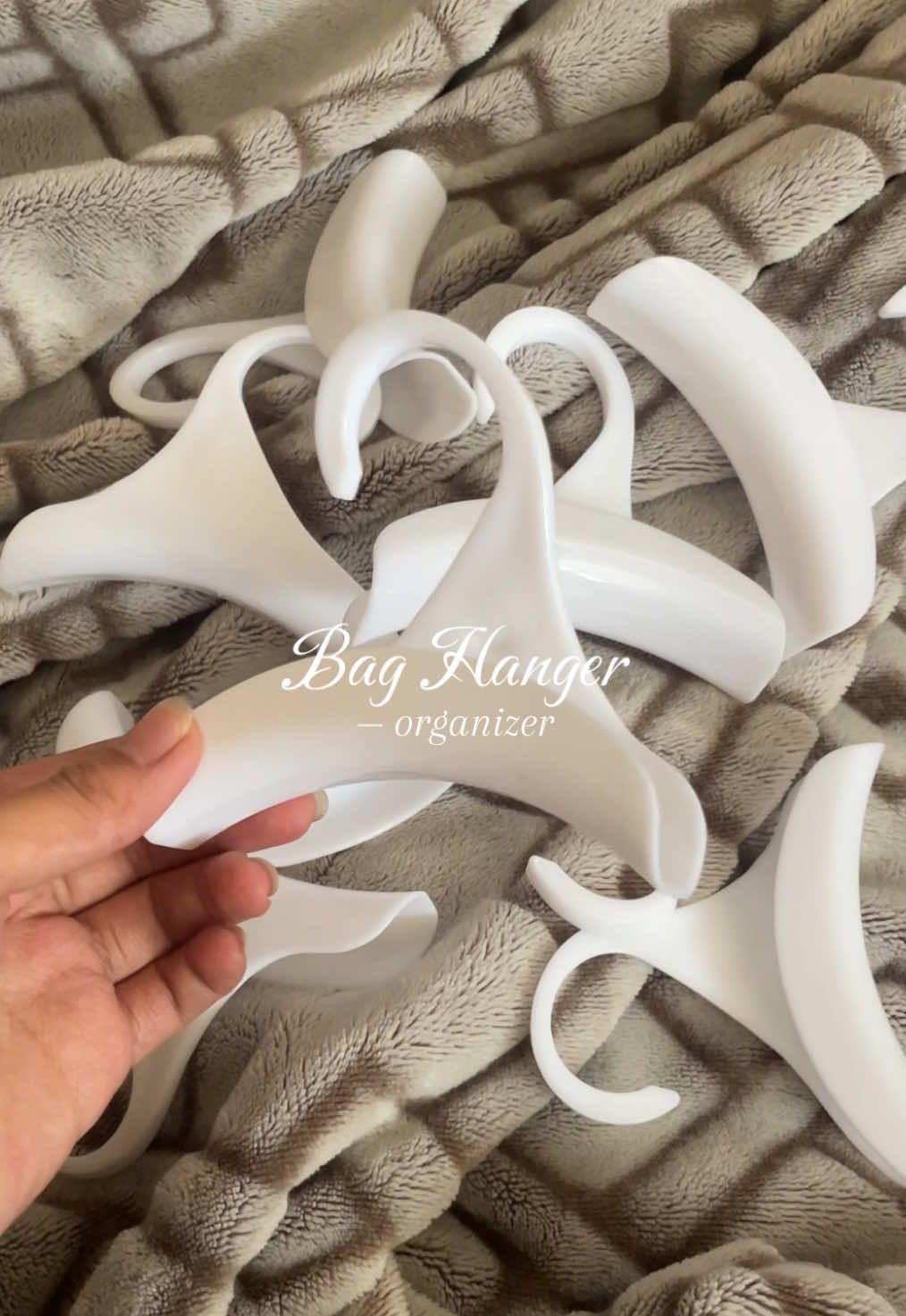 stay organized 👜 #baghanger #baghook #bagorganizer 