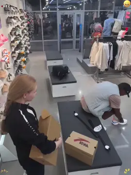 Wearing shoes and running away is a prank#usa #foryou #viral #funny #prank 