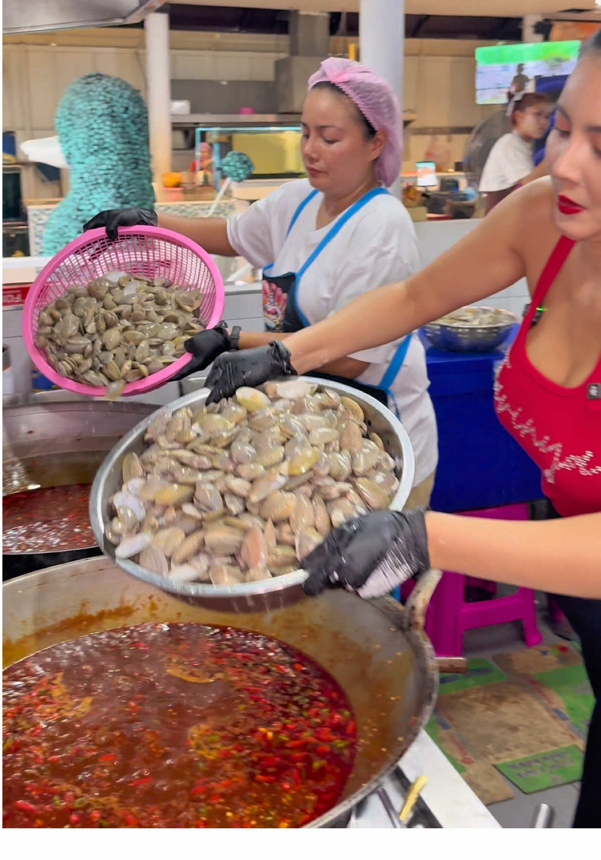ผัดหอย ที่ร้านซ้อพรีซมาดามหอยพัทยา มาดามหอยซีฟู้ดสดพัทยา ติดกับตลาดลานโพธินาเกลือพัทยา  #ร้านอาหารทะเล #อาหารทะเล   #มาดามหอยซีฟู้ดสดพัทยา   #น้ำปลาร้าซ้อพรีซ   ##พัทยา  