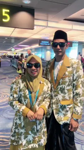 Aura Umrah || 🌏✈️ Transit pun bisa jadi liburan singkat yang berkesan! Bagi jamaah yang melewati Changi Airport Singapura, menunggu penerbangan terasa begitu menyenangkan. Bukan hanya bandara, tapi sudah seperti destinasi wisata dunia. Dari Jewel Changi dengan air terjun indoor tertinggi di dunia, taman kupu-kupu yang memukau, spot foto Instagramable, hingga berbagai kuliner dan belanja kelas internasional—semuanya bisa dinikmati tanpa harus keluar bandara. 🌿💦🍴🛍️ Transit yang biasanya membosankan, justru menjadi pengalaman seru yang menambah cerita perjalanan. Jadi, kalau pesawat transit di Changi, jangan hanya duduk di ruang tunggu… jelajahi dan nikmati setiap sudutnya! ✨ Nikmatnya Umrah bersama Aura, plus jalan-jalan menikmati destinasi singapura @Ulfa Lolyta Make Up  #auraumroh #auraumrah #auratourtravel #umrahberkualitas #umrahbersamaaura 