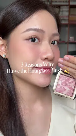 Top phấn má yêu thích không thể không nhắc đến blush của nhà @Hourglass Cosmetics. Màu mình dùng là Mood Exposure nha!