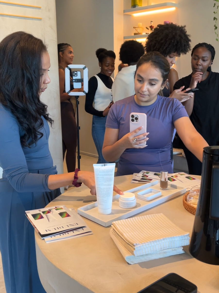 Enudium x Bossoma x Studio ôm reunited in a shared celebration of resilience this Saturday.  Enudium unveiled its new line focused on resilience organized by Bossoma at our studio.  we truly believe that together we created a wellness experience, calm, balance and resilience  Thank you to each of you who shared this moment with us 🤎 - Studio Ôm  #yoga #pilates #wellness 