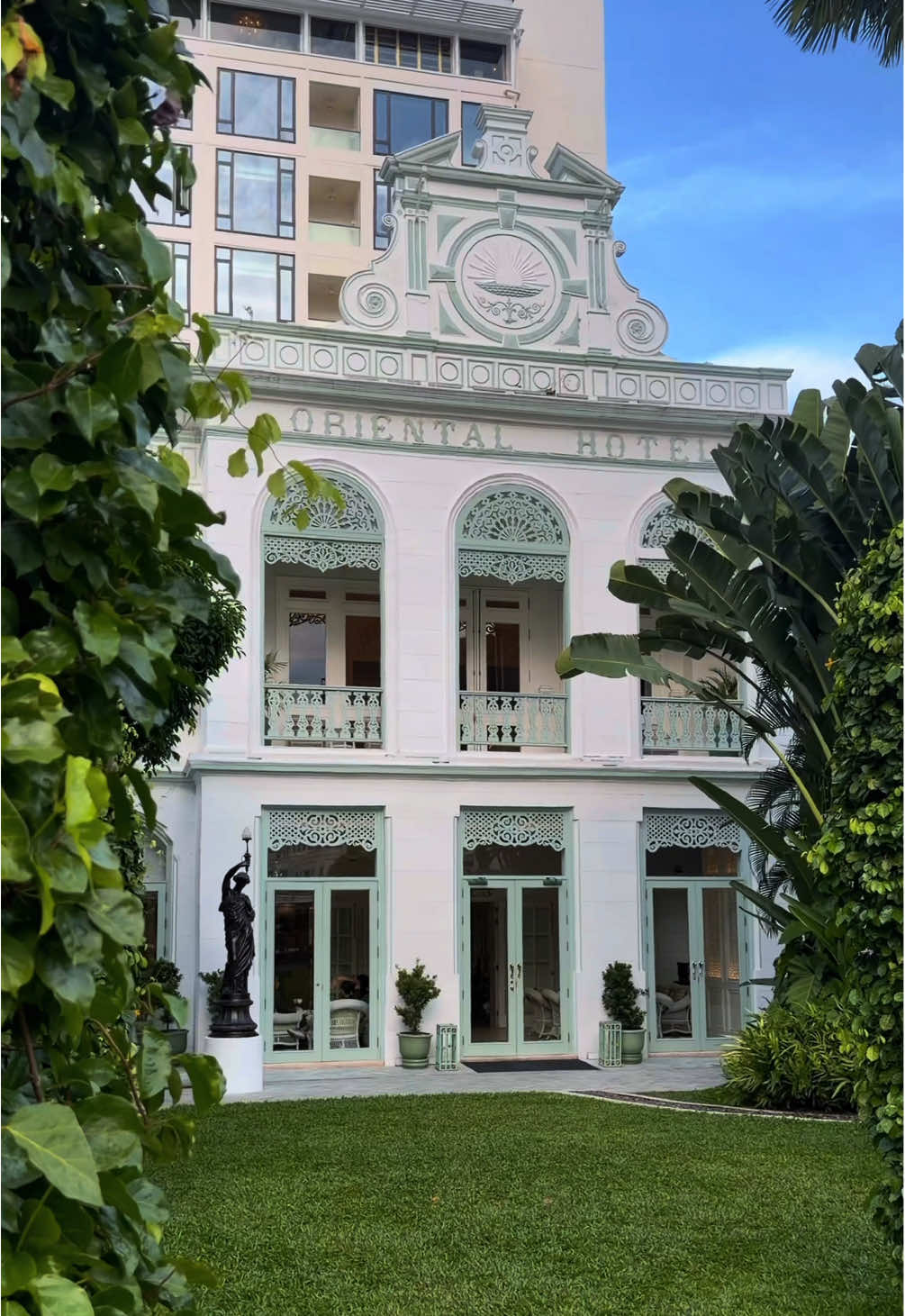 ที่พักหรูที่สุดริมแม่น้ำเจ้าพระยา ที่นี่📍Mandarin Oriental, Bangkok ที่พักในฝันที่ทุกอย่างลงตัวสุดๆ บรรยากาศสงบใจกลางกรุงเทพ ห้องพักหรู วิวสวย และการบริการที่ทำให้รู้สึกพิเศษทุกนาที 💫 ใครกำลังหาที่พักในกรุงเทพที่ทั้งหรูและโรแมนติก ที่นี่คือคำตอบจริงๆ ☺️ #ที่พักกรุงเทพ #กรุงเทพ #แม่น้ําเจ้าพะยา #เที่ยวกรุงเทพ #โรงแรมกรุงเทพ 