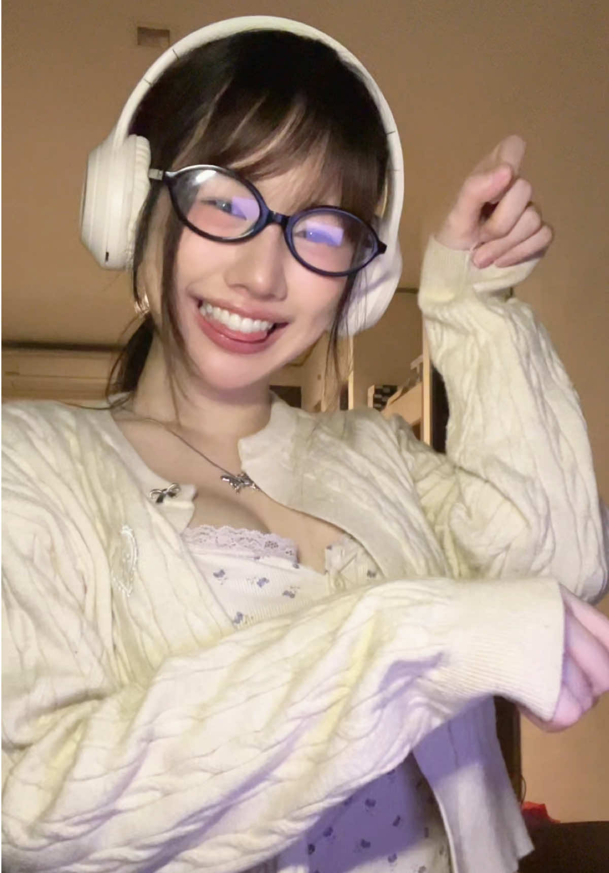 😼