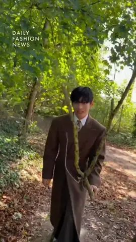dia selalu bertingkah lucu bahkan disemua acara 😂🤣😅😭 #celinefasionshow #parisfashionweek  #kingtaehyung 
