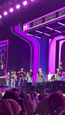Saatnya wishie melokal👏 Diakhir sion bisa banget nyebar pesonany😭🙌 #nct #nctwish #nctwishloginjakarta #fyp 