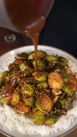 Das ist köstlich-asiatischer Rosenkohl aus dem Ofen - Leute 😗🤌  ❓Die Frage ist, wer mag hier Rosenkohl ohnehin schon und wer hat ein Rosenkohl-Trauma? Wen muss ich hier noch überzeugen? Ich freu mich riesig über Feedback! ❤️ 📜 ZUTATEN: 750 g Rosenkohl Für die Marinade 3 EL Sojasauce 3 EL Sesamöl, gerne das geröstete 2 EL Ahornsirup 1 Knoblauchzehe 1 TL Chili, ich nehme gerne die Flocken Salz & Pfeffer 2 EL Sesam, gerne den ungeschälten Für das Dressing 2 EL Ahornsirup 4 EL Sojasauce 2 EL Tahin Außerdem Reis oder eine andere Beilage, wenn ihr überhaupt eine haben möchtet 🖨️ Das ganze Rezept findest du auf Veganmom (Link in Bio oder Google/Ecosia “Rosenkohl Asiastyle”), dort  kannst du es in Ruhe lesen und/oder ausdrucken.  #rosenkohl #rosenkohlrezept #veganereze #asiatisch #brusselsprouts  