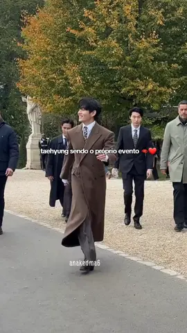 taehyung Paris #taehyung_bts #taehyung_v #btspavedtheway #vaiprofycarambaaaaa 