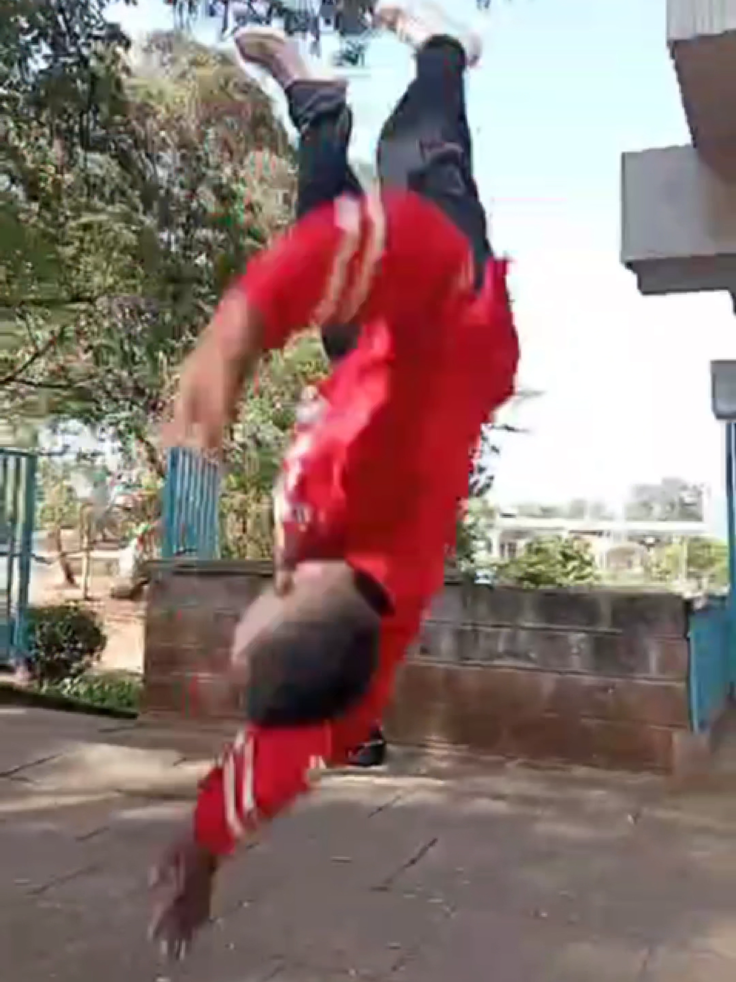 parkour fail 😂 principiante en parkour #funfun #funnyvideos😂 #bestfails #epicfail #fallo #stupidity #dumbest #entertainment #diversion #divertido #divertimento #tiktokviral #furdich #fyp #failcompilation #risa #falling #caida #backflip #voltereta #saltomortal #parkour